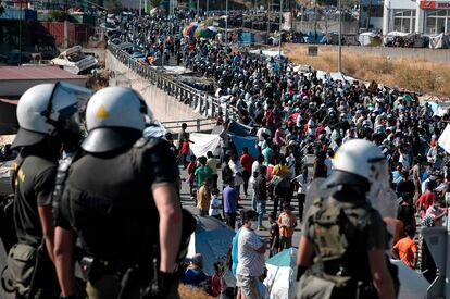 Cientos de refugiados protestaban este viernes en Moria para exigir su reasentamiento.