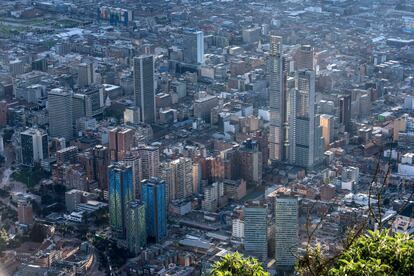 Edificios corporativos desde el cerro de Monserrate, en Bogotá