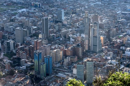 Edificios corporativos desde el cerro de Monserrate, en Bogotá