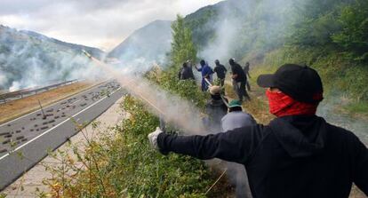 Protestas del sector minero en una carretera de Le&oacute;n.
 