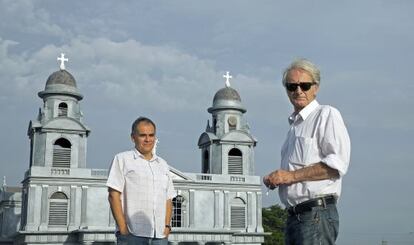 Carlos Cort&eacute;s y Patrick Deville posan ante la maqueta del Managua destruido por el terremoto de 1972.