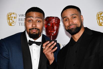 Jordan Banjo, izquierda, y Ashley Banjo, con el premio al momento imprescindible del año.