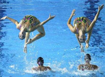 Las españolas giran acrobáticamente durante su ejercicio