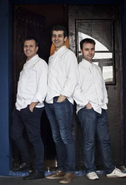 Oriol Castro (izquierda), Mateu Casañas y Eduard Xatruch, chefs del restaurante Disfrutar, en Barcelona.