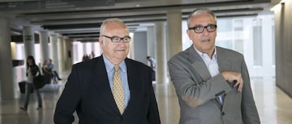 El ex presidente del ICS Josep Prat (izq.) y su abogado.