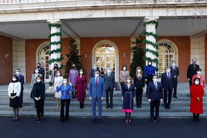 El presidente del Gobierno, Pedro Sánchez, y el resto de miembros del Gabinete posan para una foto de familia en la escalinata del Palacio de La Moncloa tras asistir a la última reunión del Consejo de Ministros del año, donde se aprobó el Real Decreto-ley que reformará el mercado de trabajo, tras el acuerdo que alcanzó el Gobierno con sindicatos y empresarios la víspera de Nochebuena, y que supondrá “un nuevo marco laboral que va a cambiar la vida de la gente”, según aseguró la ministra de Trabajo, Yolanda Díaz.