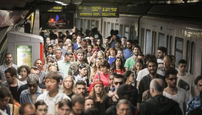 El metro de Barcelona en la estación de plaza de Espanya.