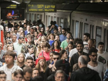 El metro de Barcelona en la estación de plaza de Espanya.