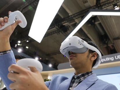 Un visitante del Mobile World Congress prueba un sistema de realidad virtual.