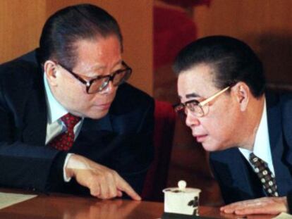 Jiang Zemin, a la izquierda, habla con Li Peng en una imagen de archivo.