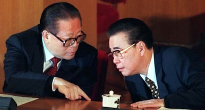 Jiang Zemin, a la izquierda, habla con Li Peng en una imagen de archivo.