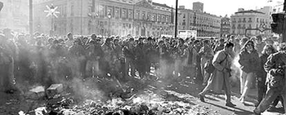 Manifestantes en la Puerta del Sol con motivo de la huelga general del 14-D de 1988.