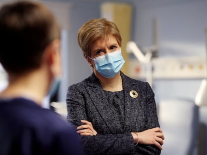 La ministra principal de Esocia durante la visita a un hospital el 7 de diciembre.