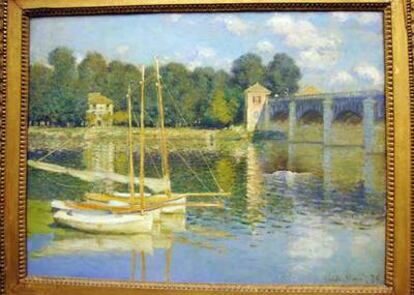 Estado en el que ha quedado el cuadro de Monet &#39;Le pont d&#39;Argentueil&#39; (&#39;El puente de Argentueil&#39;) después de que un grupo de cinco personas entraran en el Museo de Orsay y propinaran un puñetazo al lienzo.