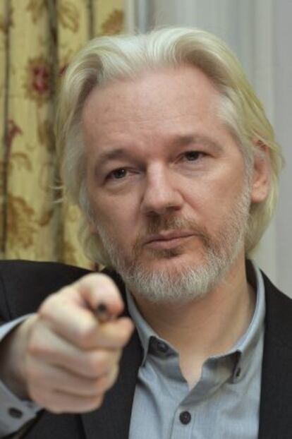 Assange, durante una rueda de prensa en la embajada de Ecuador en Londres.