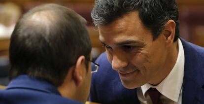 Sánchez y Luena este martes en el Congreso.