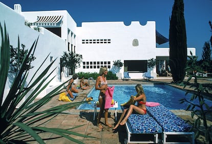 Bañistas en sotogrande en 1975, retratadas por Slim Aarons.