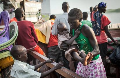 Desde que se desatara la violencia entre grupos rivales el pasado 15 de diciembre, estas agencias han prestado ayuda a unas 167.000 personas, aunque se estima que, en total, 628.000 requieren asistencia humanitaria inmediata. En la imagen una madre ayuda a su hijo a desembarcar en Minkammen, Sudán del Sur.