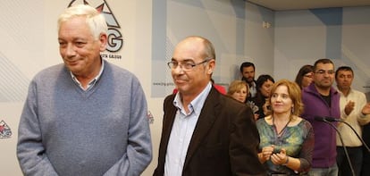 Guillerme V&aacute;zquez y Francisco Jorquera, ayer en la sede del Bloque en Santiago.