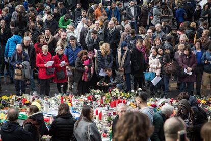 Memorial en la Plaza de la Bolsa de Bruselas por las v&iacute;ctimas de los atentados.