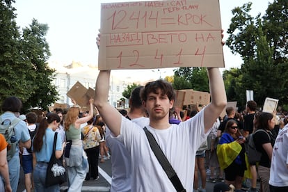 Slava, de 24 años, protesta este miércoles en Kiev contra las reformas de las agencias anticorrupción