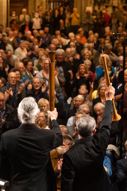 Jérémie Papasergio y Denis Raisin Dadre, de espaldas, con su gesto característico de elevar sus instrumentos al final de sus conciertos, mientras Doulce Mémoire recibe los aplausos del público que llenaba la catedral de Utrecht el pasado martes.