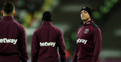 Hernández (d) durante los entrenamientos previo al duelo contra el West Bromwich.