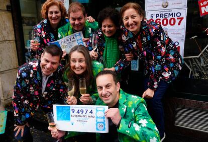 Los seis hermanos y la matriarca de la administración número 2 de Oviedo celebran este sábado el haber vendido décimos del 94.974, agraciado con el primer premio del sorteo extraordinario de la Lotería del Niño.