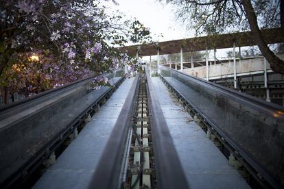 Rampas mecánicas que daban acceso a la estación del monorraíl entre la calle Tomás Alba Édison y la Avenida de los Descubrimientos.