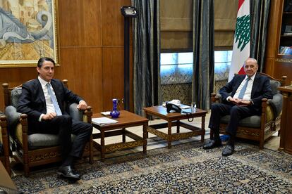 Amos Hochstein (izquierda) y Nabih Berri, durante su reunión, este miércoles en Beirut.