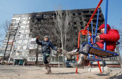 Dos niños juegan junto a un bloque de viviendas destruido tras un bombardeo ruso, en Mariupol (sudeste). La crisis de refugiados ucranios es la peor que vive Europa desde el final de la II Guerra Mundial, superando los 2,4 millones que se calcula que causaron las guerras en la antigua Yugoslavia durante la década de los noventa.