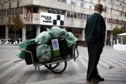 El carro de un barrendero en la plaza Soledad Torres Acosta de Madrid.