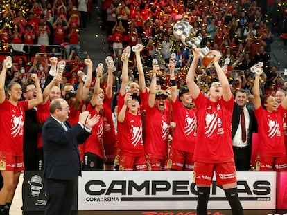 Las jugadoras del Casademont Zaragoza celebran su victoria en la final de la Copa de la Reina tras derrotar en la final al Perfumerías Avenida.