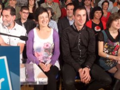 Los candidatos de la coalici&oacute;n abertzale Amaiur, ayer en Bilbao durante la presentaci&oacute;n.