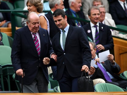 El rey Juan Carlos llega junto a Vicente García Mochales, 'Mochi', a un partido del torneo de Wimbledon entre Venus Williams y Garbiñe Muguruza, el 15 de julio de 2017 en Londres.