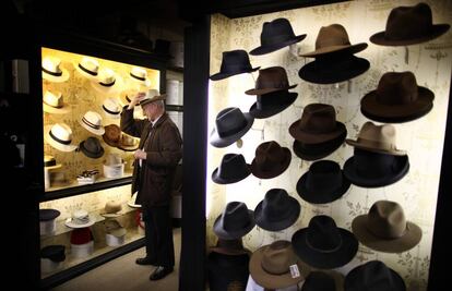 El interior de la sombrerería Lock and Co. Hatters.