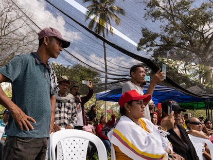 Campesinos de la Asociación campesina para el Desarrollo del Alto Sinú, Asodecas, durante la entrega por parte del Gobierno de la finca Pontevedra en Planeta Rica, Córdoba, el 16 de diciembre de 2022.