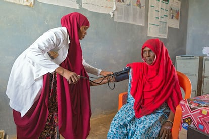 Una doctora atiende a una paciente en un hospital de Denan (Etiopía)