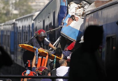 Equipos de rescate extraen a una pasajero del interior del tren que ha chocado en la estación de Once.
