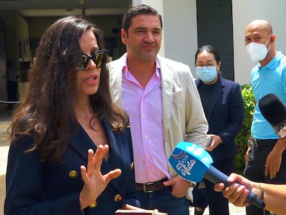 Silvia Bronchalo atendía a la prensa tras visitar este viernes a su hijo, Daniel Sancho, en la prisión tailandesa de Koh Samui.