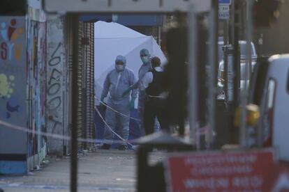Investigadores de la policía tras el atropello cerca de la mezquita deFinsbury Park, en Londres.