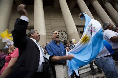 Los católicos de Buenos Aires pasaron hoy de la sorpresa absoluta al estallido en júbilo tras recibir la noticia de la elección de su arzobispo como nuevo Papa de la Iglesia Católica.