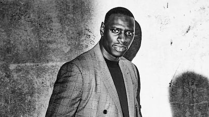 Omar Sy, protagonista da série ‘Lupin’, veste paletó Berluti, camiseta Ami Paris e calças Prada. E, coisa rara, não sorri.