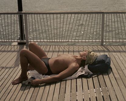 Cuando la playa se llena, se puede echar la toalla en el muelle de Coney Island.