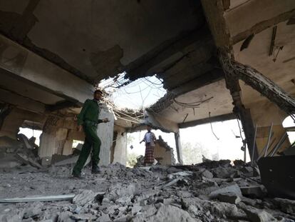 Un policía inspecciona los destrozos causados por los bombardeos en Al Zaidia (Yemen).