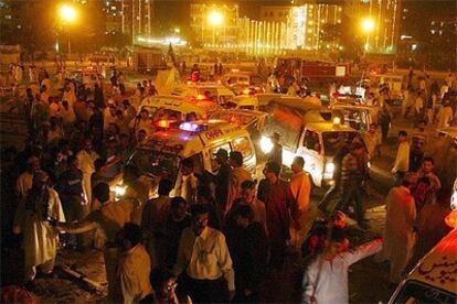 Familiares de las víctimas se reúnen en el exterior de un centro de urgencias médicas, tras la explosión de una potente bomba durante una oración pública en Karachi.