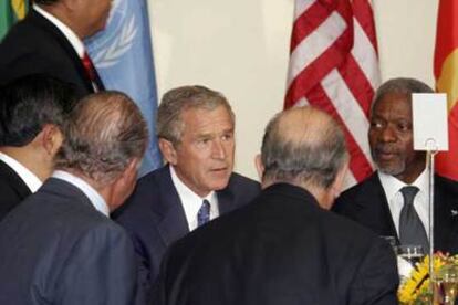 Bush, en el centro, conversa (de izquierda a derecha) con Vicente Fox (México), el rey Juan Carlos, Ricardo Lagos (Chile) y Annan, ayer en la sede de la ONU.