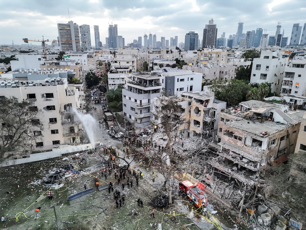 Edificios destrozados por el impacto de un ataque iraní con misiles, este lunes en Tel Aviv. 