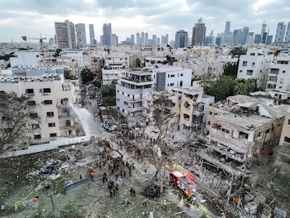 Fotografía aérea captada por un dron que muestra los daños en las viviendas tras el impacto de un misil iraní en Tel Aviv, este lunes.