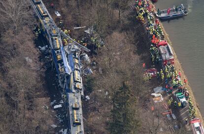 Vista aérea del lugar donde han chocado dos trenes cerca de Bad Aibling (Alemania).